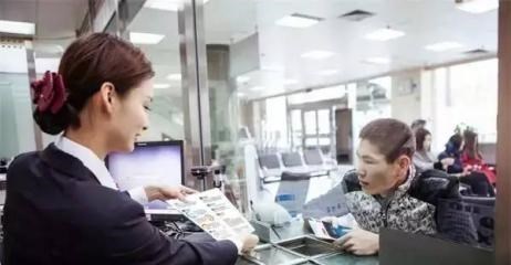 利息|银行存10万，一次性存还是分开存？内行人：方法不对，利息少很多