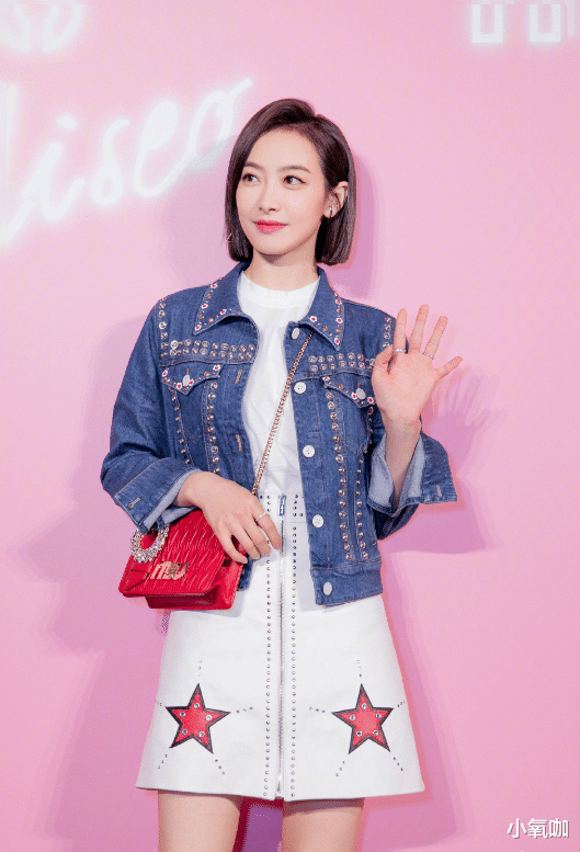 #宋茜#营业的宋茜真的很美，短发造型大方自然，不愧那么受欢迎