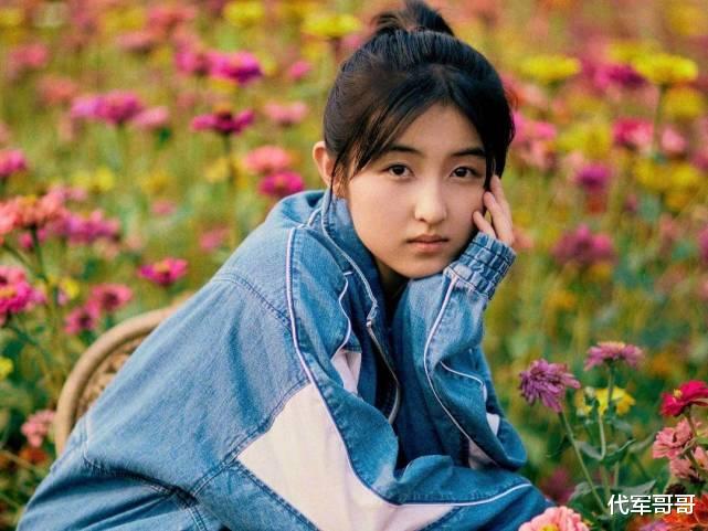 张子枫|19岁张子枫再获殊荣！参加高考被质疑搞特权，神秘家世背景曝光