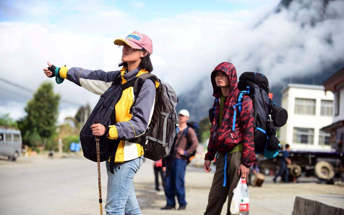 穷游|川藏线上穷游女的名声越来越差，当地老司机：再好看也不会停车