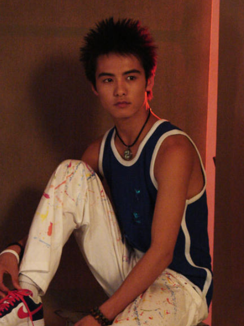 untrue|他凭一首歌爆红，但被禁止演唱十年，如今这首歌已被写入教科书