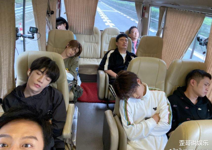 邓超|邓超晒成员睡觉照，死亡角度过于真实，无滤镜下的鹿晗确定30岁？