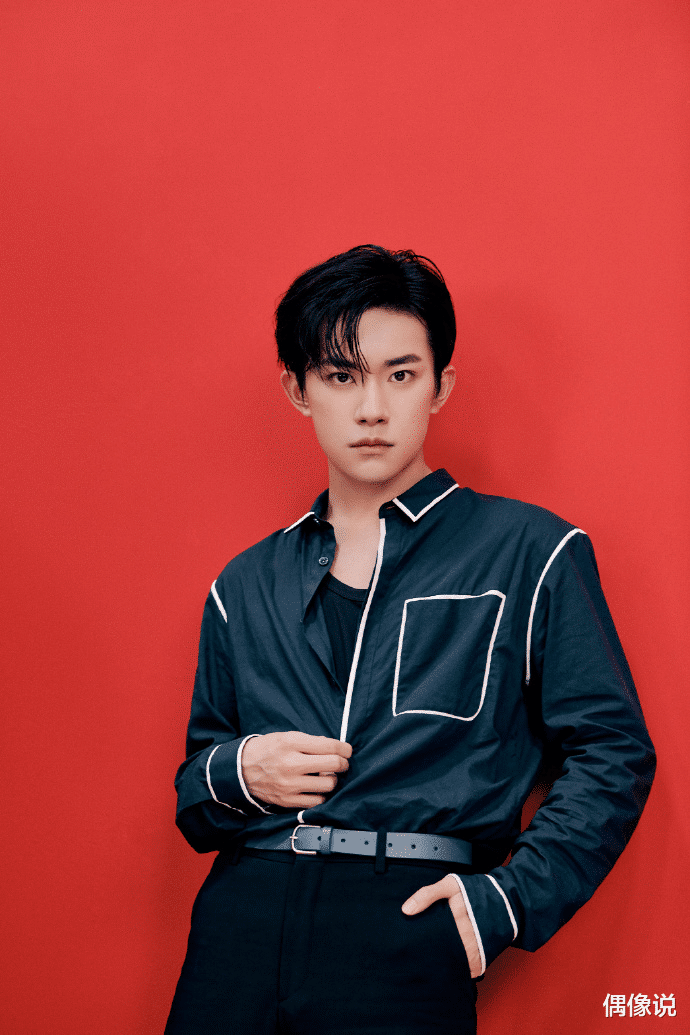 易烊千玺：易烊千玺直播给女生化妆？眼妆有些草率，但涂口红的技巧不输女生