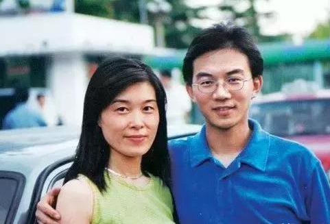 【郎永淳】辞职央视为发妻治癌，郎永淳在11：53分发悼文追思，网友：节哀