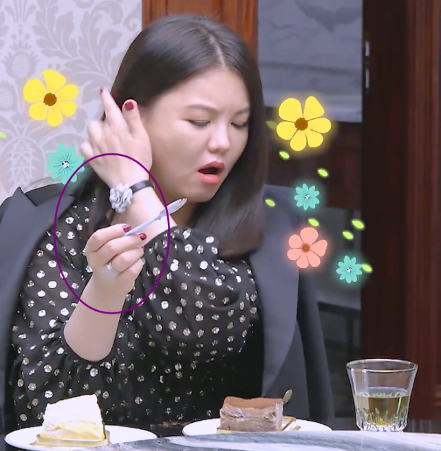 李湘|李湘戒指和手表被打码,当她抬手码消失,看清款式,才知富太品味
