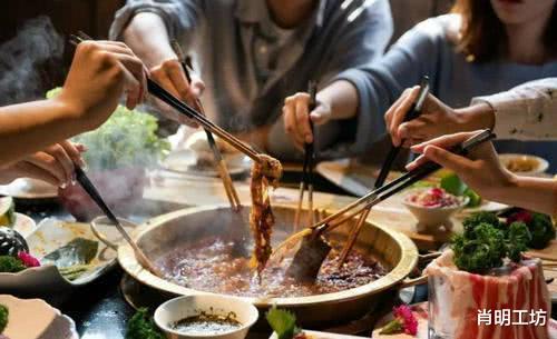 「火锅」吃火锅时，为啥尽量别点“清汤锅”，听服务员说完，立刻就明白