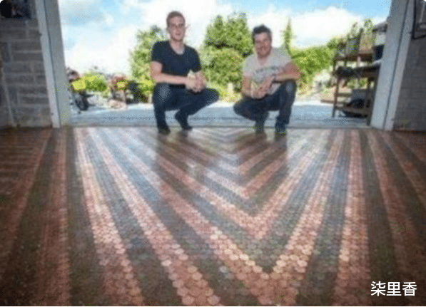 |6年前用硬币当地板砖铺的人家,现在成啥样了?看完你可能不相信