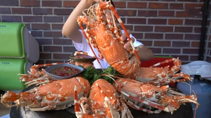「柠檬」大胃王吃10只“龙虾”，掰开一看却穿帮了，网友：我能吃50只！
