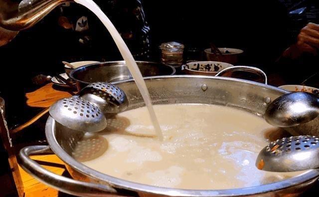 火锅|吃火锅，服务员常过来问你“加汤不”，实际是暗示你，不懂很难堪