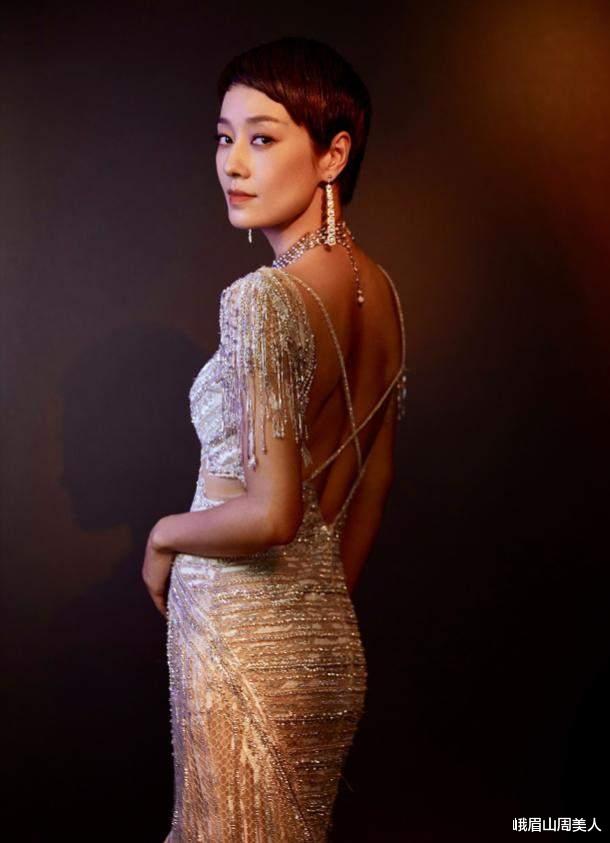 发型|女人过了50岁，有白发的建议剪这5种“发型”，时髦还减龄