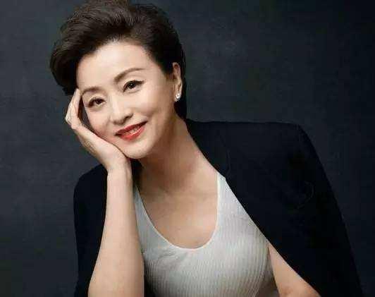 央视|最惨央视主持嫁美国豪门受虐，食不果腹瘦如柴，一包卫生巾用一年