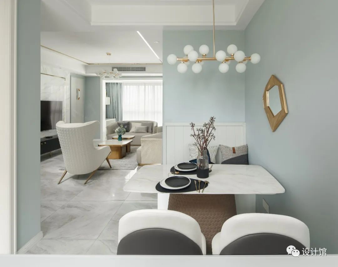 【】沙发墙上有门，他家做了个造型，装成隐形门，藏得可真漂亮！