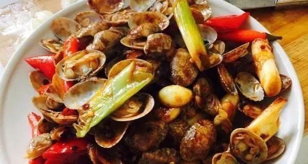 [花甲]夜市摊“最坑人”的4种小吃，利润高到“惊人”，网友：都爱吃