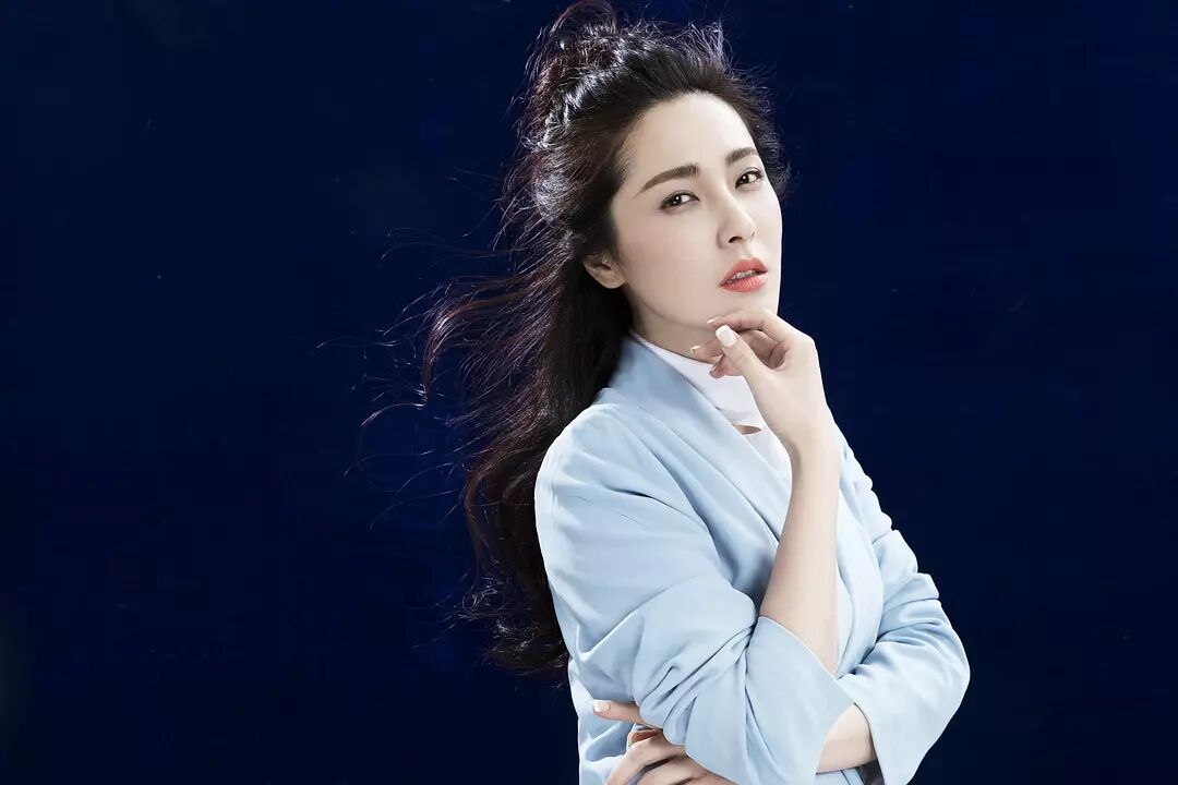 电影@她与章子怡是同学,与梅婷并称为“八大金钗”,今44岁被称为人间富贵花