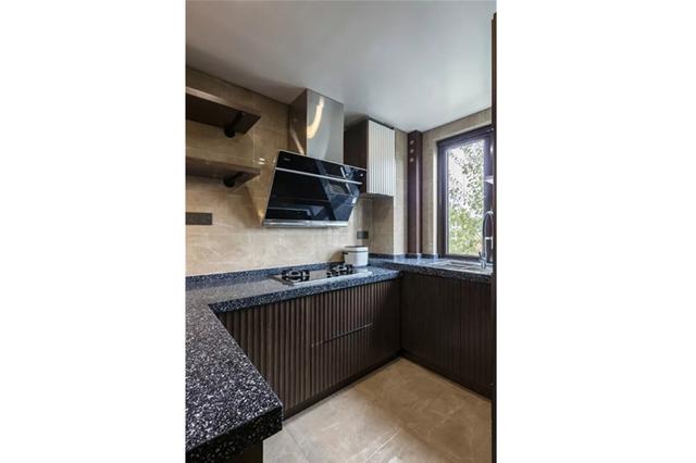 |140平米的四居室设计新颖独特，功能间齐全