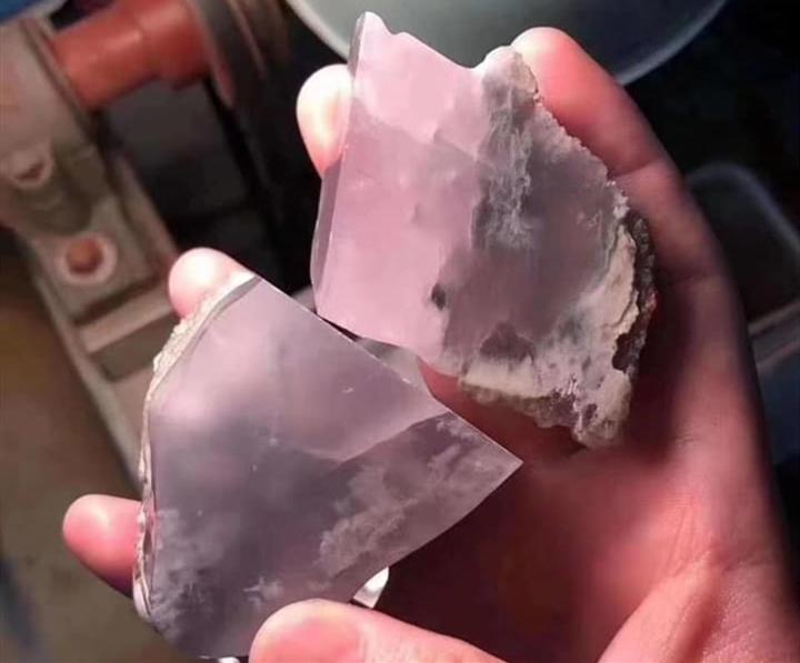 翡翠|这两块翡翠料子太清爽了,女人都爱不释手