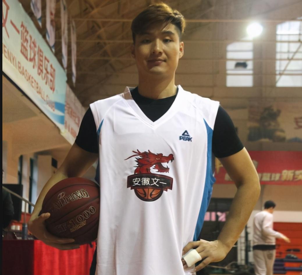 浙江男篮|单场轰100分！前CBA浙江小将狂虐野球场，157分先生笑了