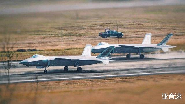歼-20@歼20出海捅日本马蜂窝？我国四代机拒止B1B，隐形能力让F15吃惊