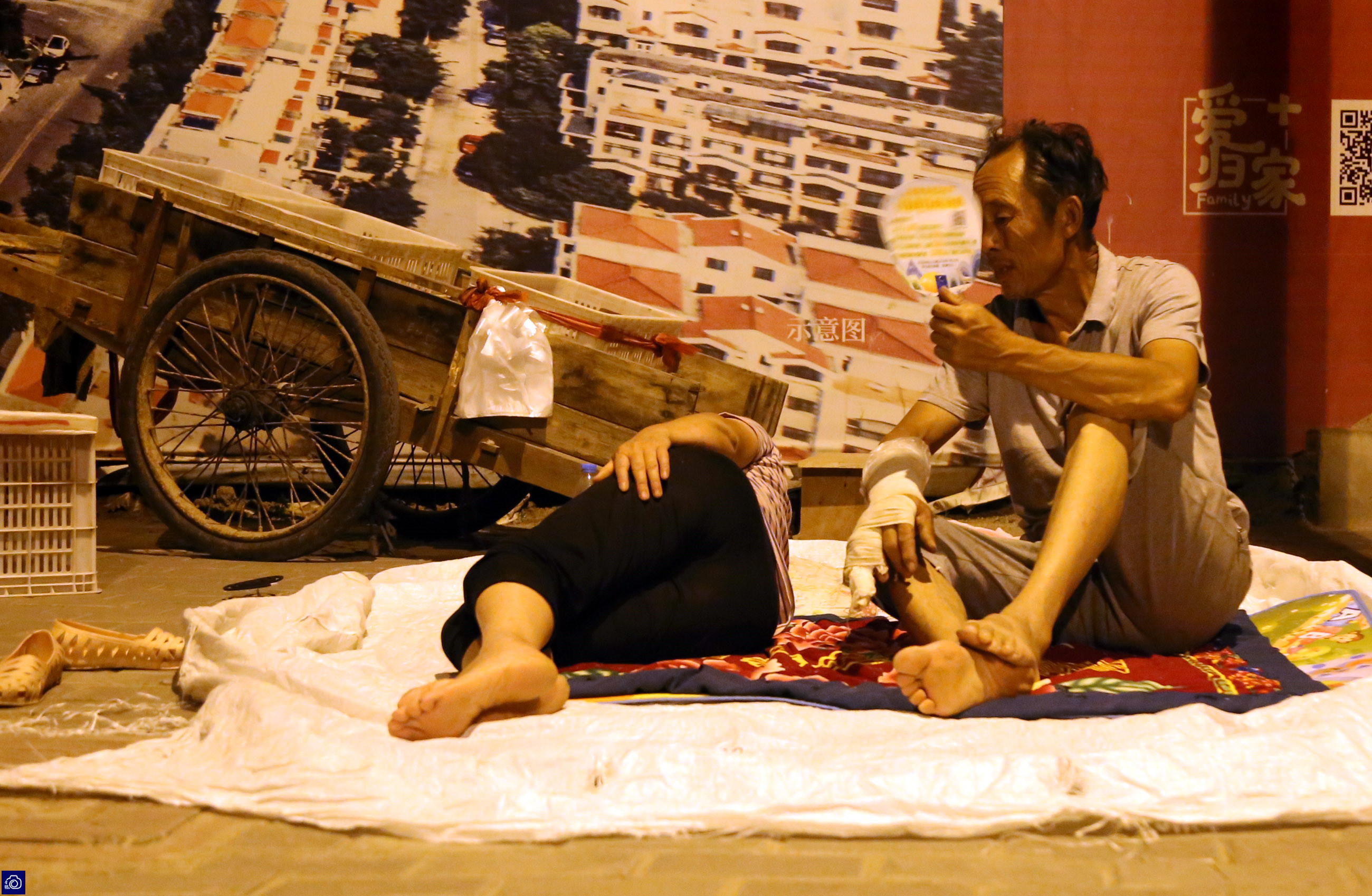 [东莞]夫妻进城卖瓜夜宿街头，暖男丈夫意外走红，点蚊香扇扇子哄妻入睡