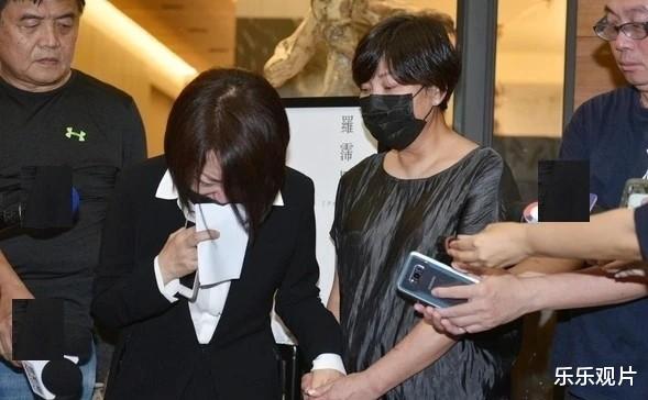 罗霈颖|好友送别罗霈颖最后一程，哥哥捧骨灰坛引路，94岁老母亲哭肿眼