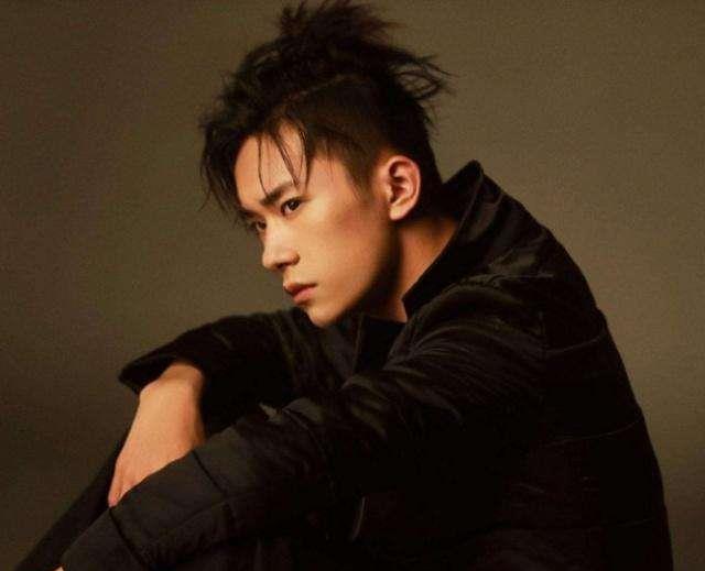 易烊千玺|易烊千玺颜值下降？造型差只是原因之一，主要是他事业状态变了！