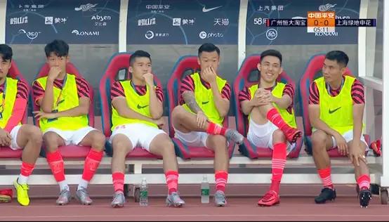 广州恒大|有图有真相！上港球员和恒大球员对主帅的态度，决定了冠军的归属？