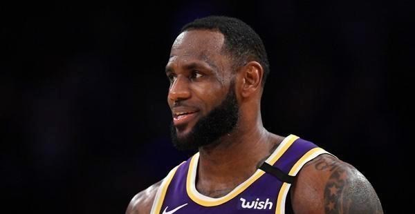 「勒布朗·詹姆斯」詹姆斯到底想干什么？他的行为很危险，马丁路德金39岁就没了