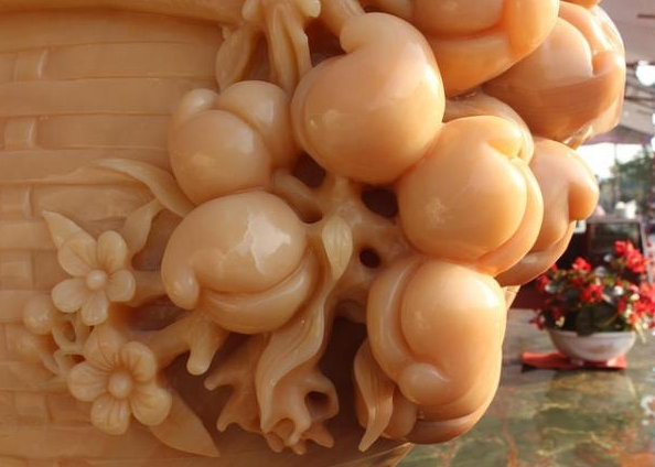 雕刻|玉石花篮重1.5吨由6人用3个月雕刻成，有人出20万主人不卖