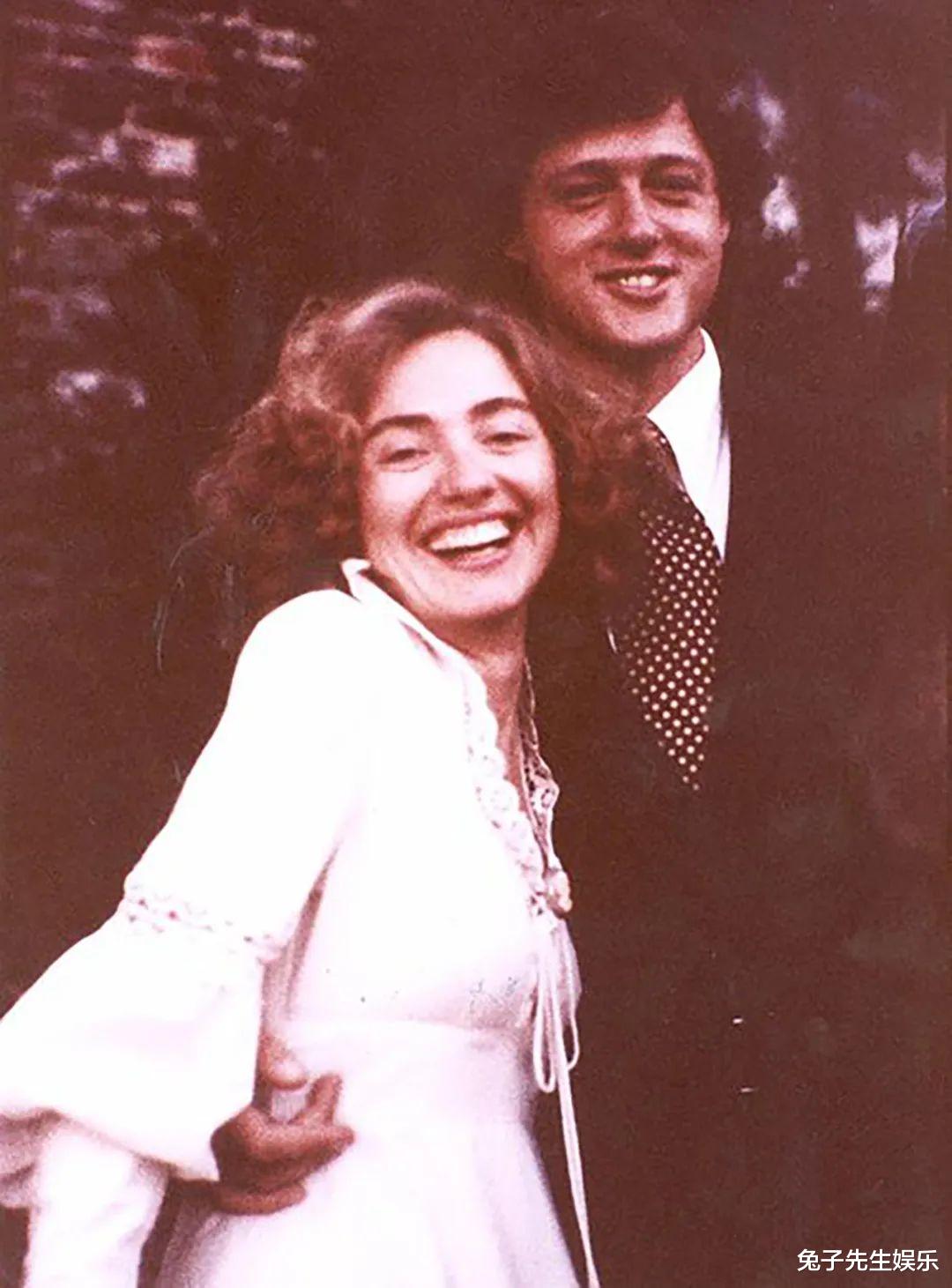 『吴奇隆』希拉里45年前结婚好飒，穿蕾丝婚纱搂着老公，克林顿化身成小男人