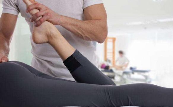 『排毒』60岁男中医自称会九阳真经，骗30岁广州女脱衣排毒，治疗全程被拍！