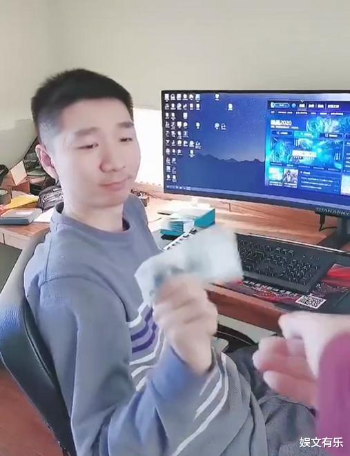 【陈佩斯】陈佩斯儿子卖口罩1个100元，陈佩斯上去就是一顿暴打，网友：打得好！