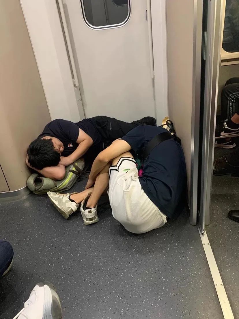 杭州日报|进杭州太难了!两名民警睡高铁过道照片红了