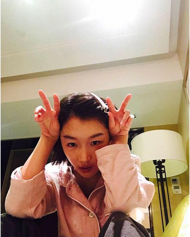 |晒晒周冬雨住的房子，家里鞋柜都放不下，高跟鞋只能一排放在客厅