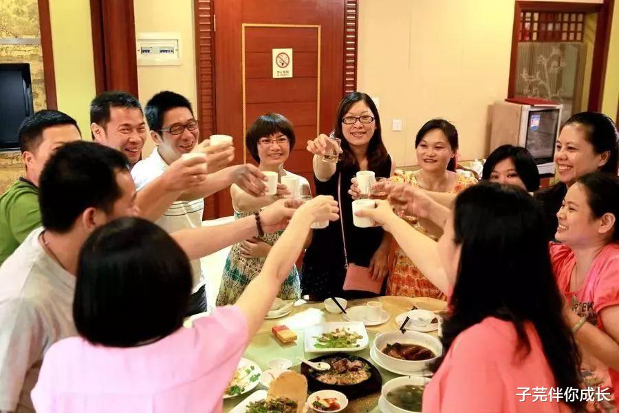 子芫伴你成长|一顿饭吃掉1800，成为朋友圈笑柄：人到中年，请远离同学聚会