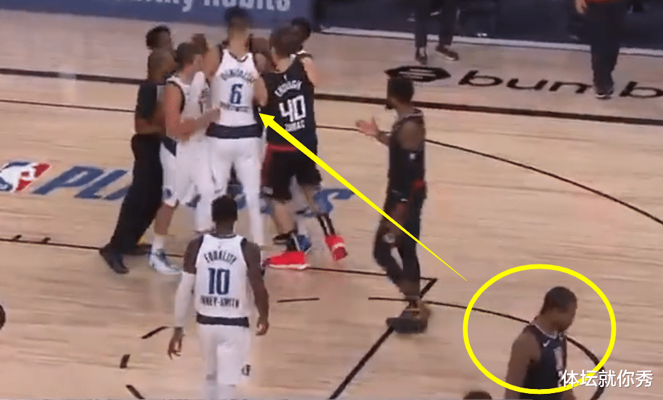 |快船独行侠冲突回放!10名球员乱作一团,只有他却站在一旁叉腰看戏