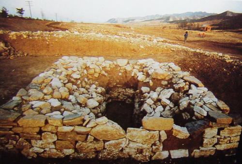 「考古」牛河梁发现巨型石棺，墓主手上握着两只乌龟，专家：这是黄帝真身