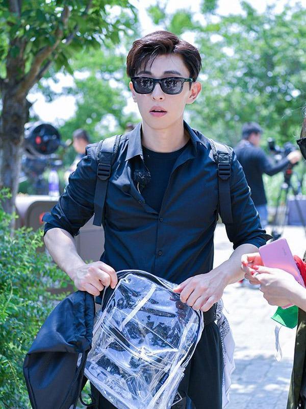 邓伦|邓伦的身材未免太好了，和邓伦同框郭京飞秦昊都显胖任嘉伦显腿短