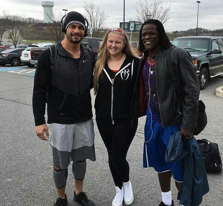 『罗曼·雷恩斯』WWE二柱子单曲MV观看量过百万:罗曼·雷恩斯是我音乐执行制片人