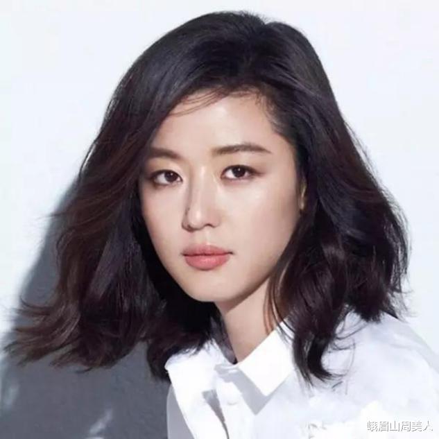 发型|脸圆的女生要学会拒绝留中分，难看显脸大，这5种发型才适合你