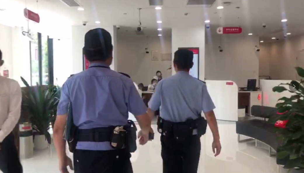 #电信#电信诈骗嫌疑人在银行被抓，3位杭州90后姑娘立了大功！