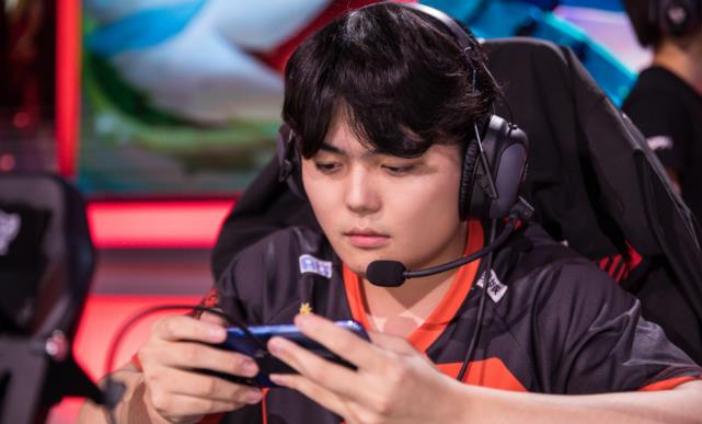 中单|AG法王新中单多狂？放话送笑影当场退役，一诺一哥位置再被抢！