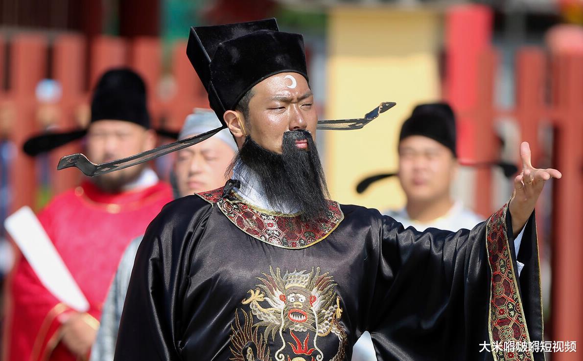 包拯|包拯到底是不是清官?在包拯墓中,学者发现了盗墓贼留下的八个字