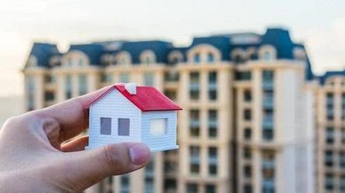 城里人穿得光鲜亮丽，却一身房贷，“供大于求”的房产该怎么办？