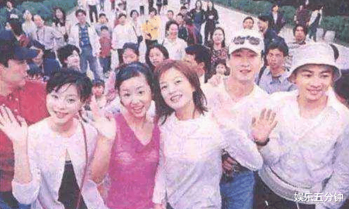 赵薇■《还珠格格》当年罕见的开机照曝光！那时的赵薇长得是真干净！