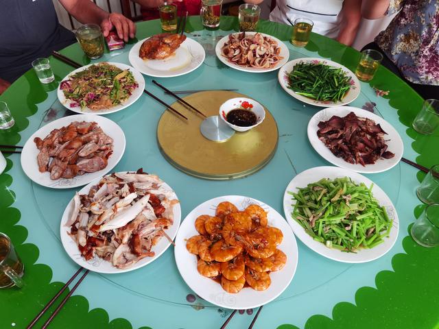 泥鳅|亲娘舅来做客，花130元准备10个好菜来招待，饭后妈妈说我心眼多