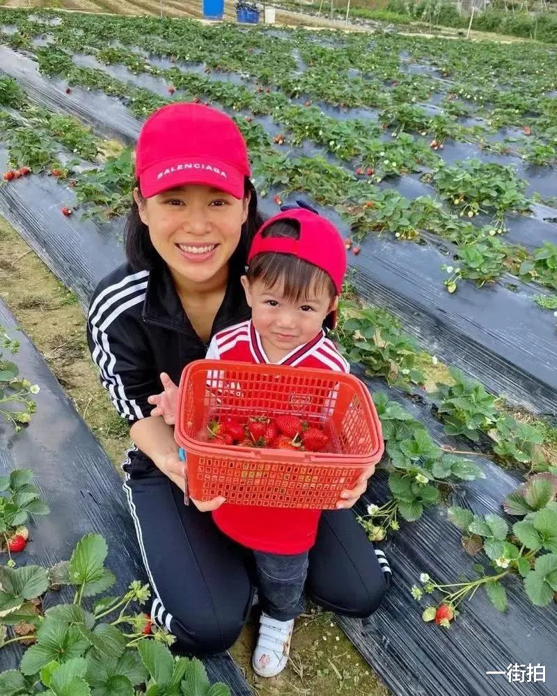 胡杏儿▲胡杏儿三口日常郊游,素颜杏儿皮肤蜡黄没气色,生完娃果然老不少