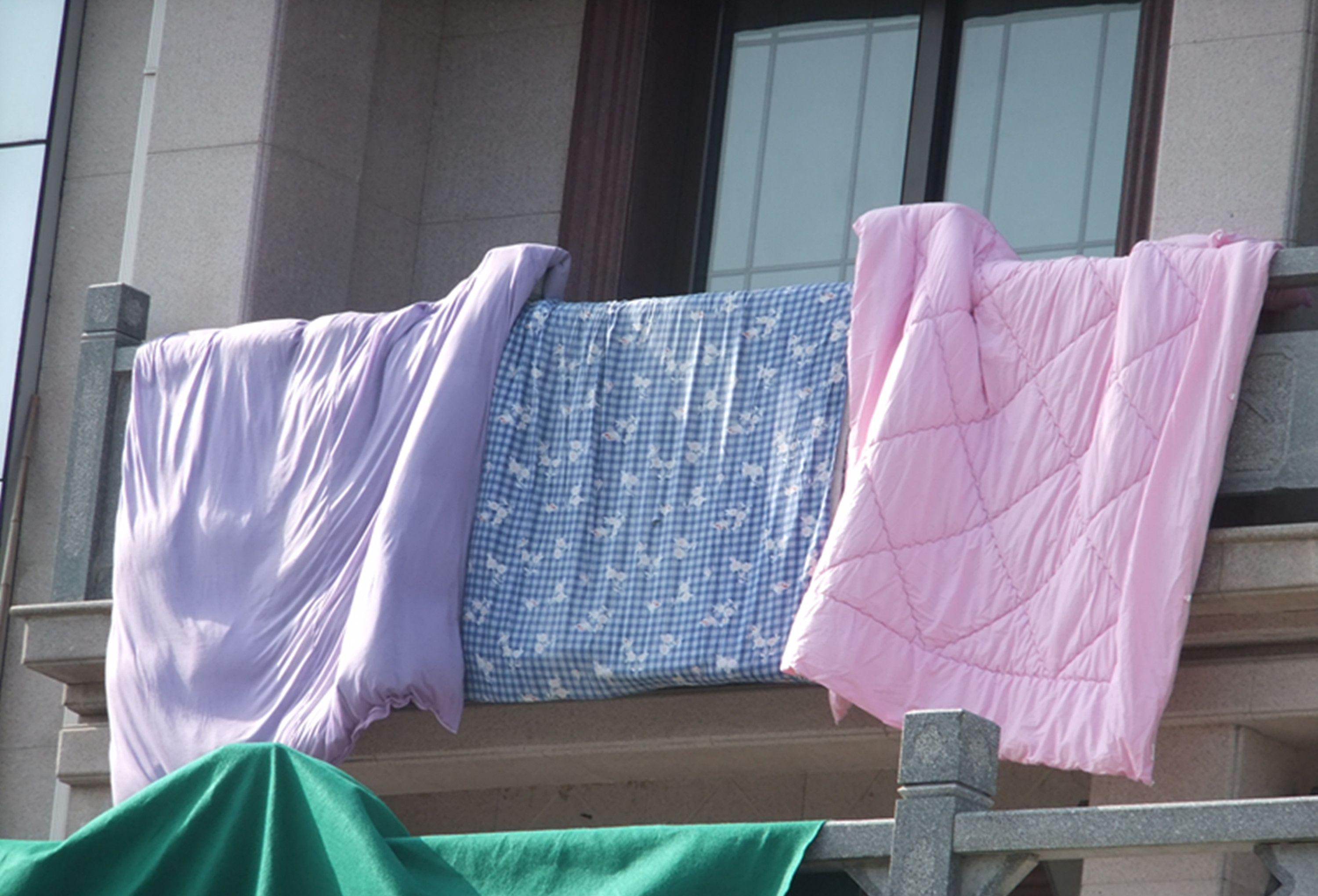 住高层楼房怎么解决“晒被子”的问题？教你3招，去除螨虫无压力