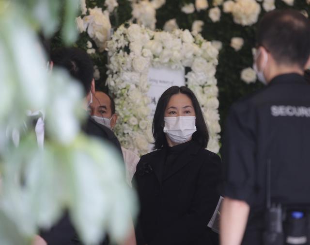 赌王|赌王葬礼子女们全累垮，离场时个个双眼无神，画面曝光不忍目睹