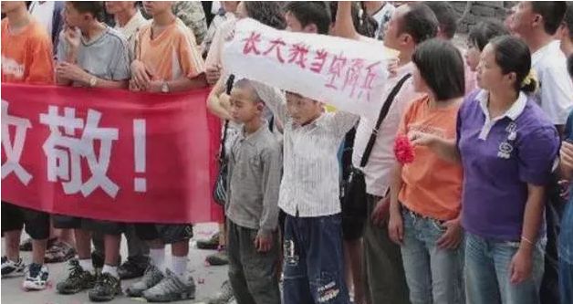 特斯拉|98年洪水中抱树9小时被救的小女孩，如今去抗洪了