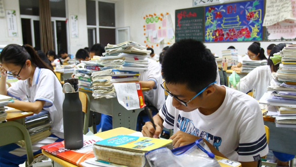 教师:湖北女子将3个孩子高考准考证卖废品,考生急得大哭,妈妈淡定称:补一张呗